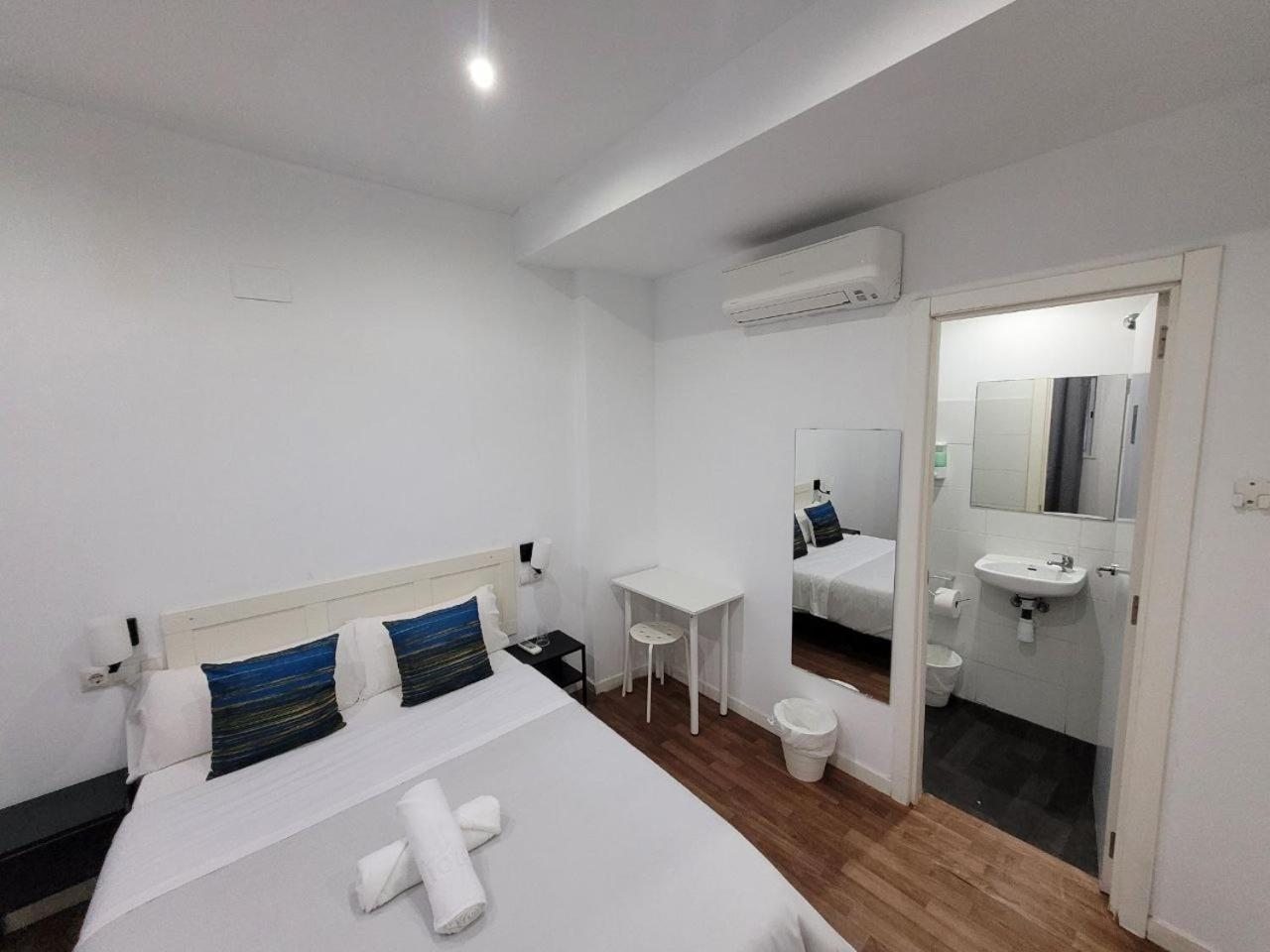 Ayz Frailes - Auto Check-In Property (Adults Only) มาลากา ภายนอก รูปภาพ