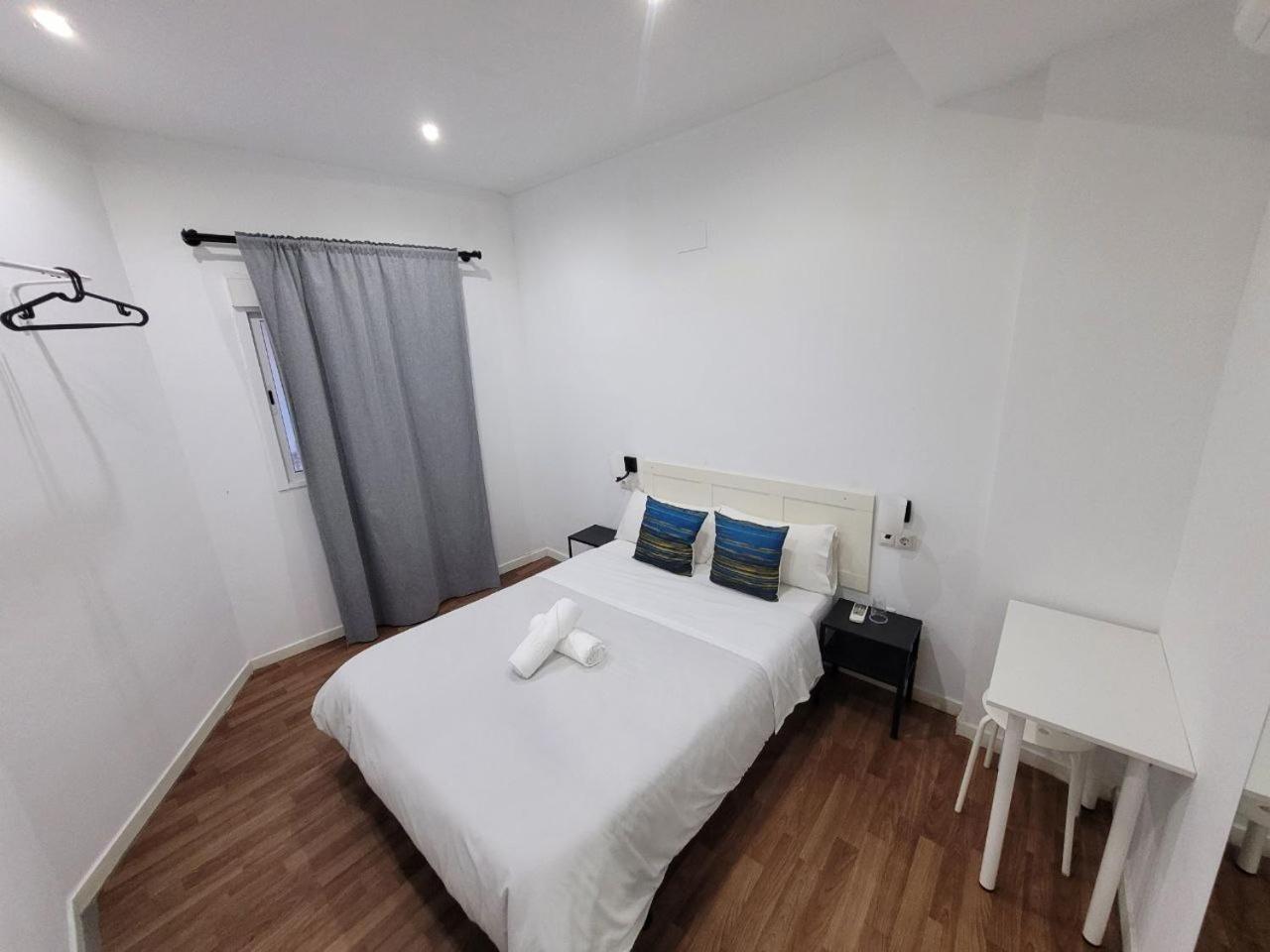 Ayz Frailes - Auto Check-In Property (Adults Only) มาลากา ภายนอก รูปภาพ