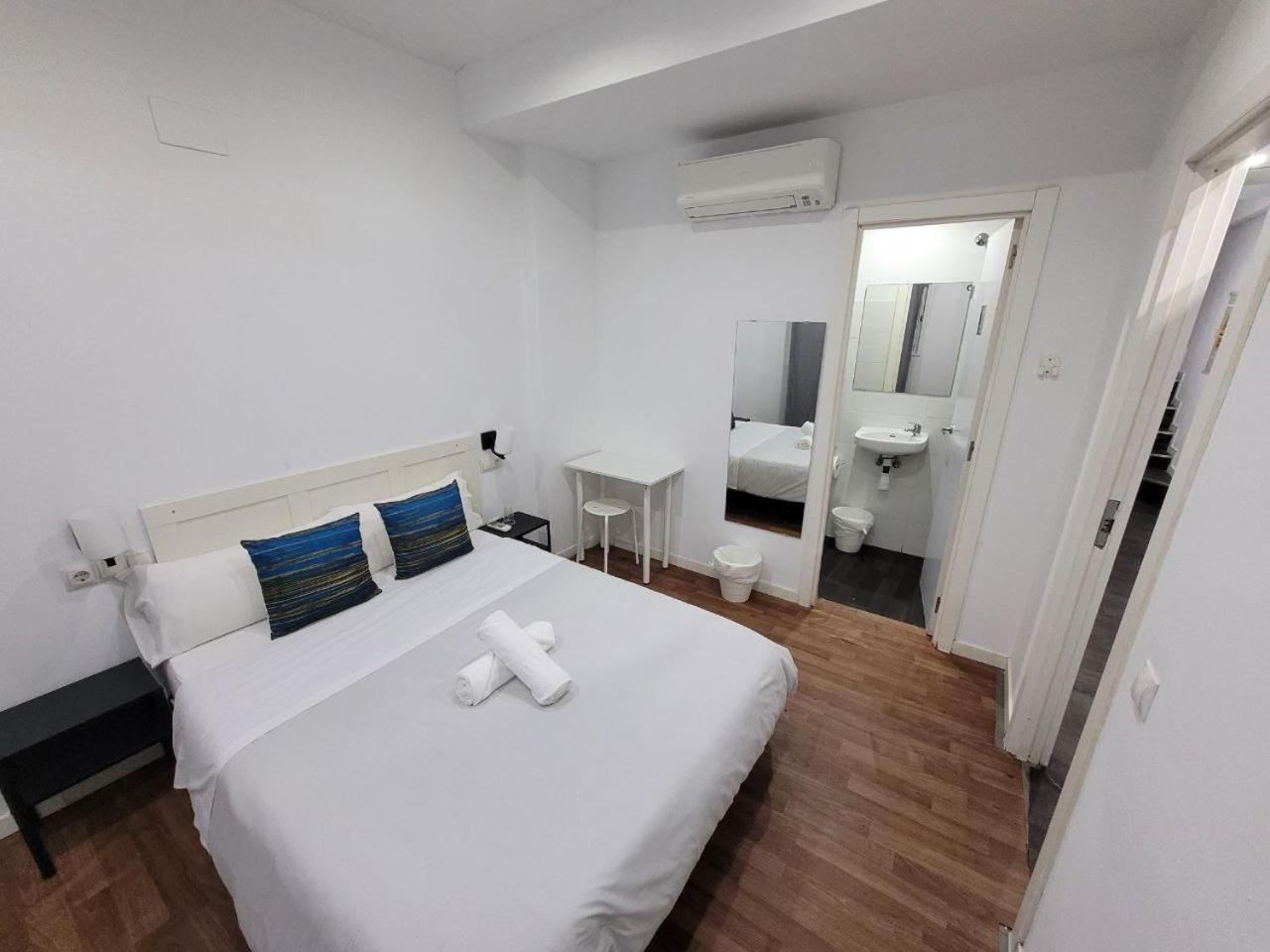 Ayz Frailes - Auto Check-In Property (Adults Only) มาลากา ภายนอก รูปภาพ