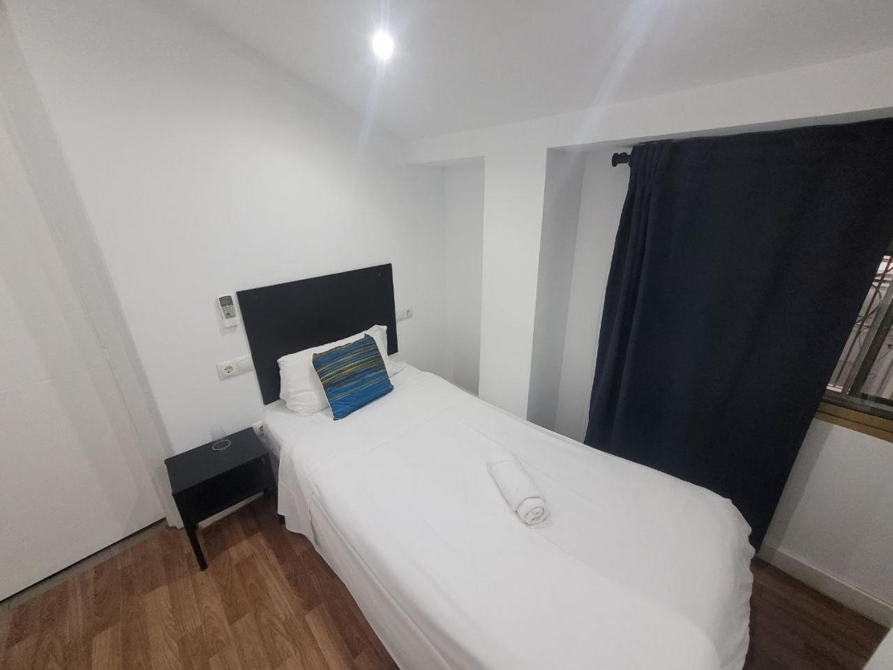Ayz Frailes - Auto Check-In Property (Adults Only) มาลากา ภายนอก รูปภาพ