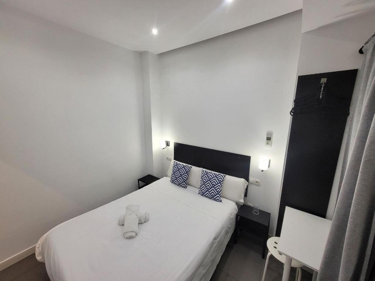Ayz Frailes - Auto Check-In Property (Adults Only) มาลากา ภายนอก รูปภาพ