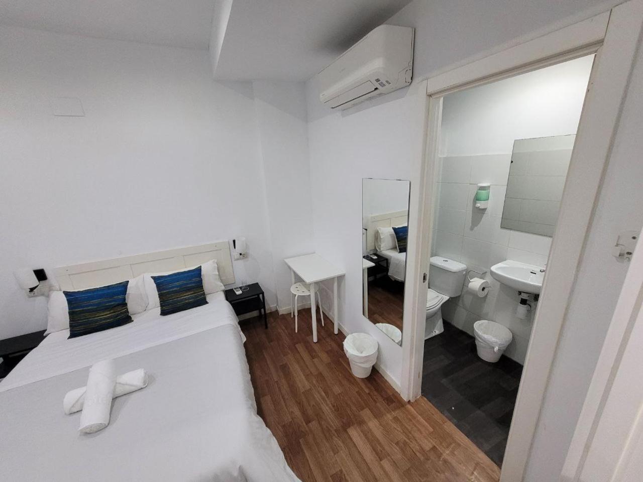 Ayz Frailes - Auto Check-In Property (Adults Only) มาลากา ภายนอก รูปภาพ