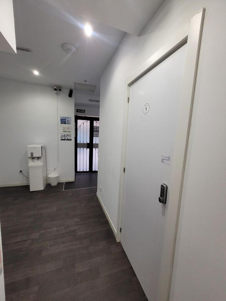 Ayz Frailes - Auto Check-In Property (Adults Only) มาลากา ภายนอก รูปภาพ